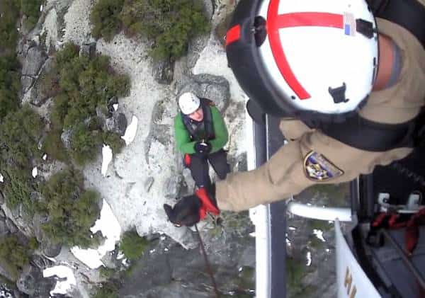 תיעוד נדיר: מטיילים חולצו במסוק מגובה רב בפארק יוסמיטי