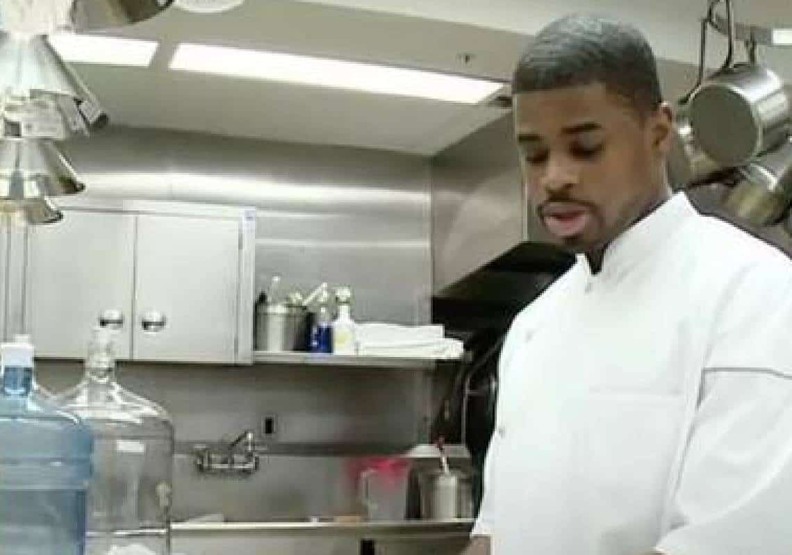 סימני שאלה מרחפים סביב מותו של השף הפרטי של משפחת אובמה שגופתו נמצאה ללא רוח חיים ליד האחוזה המשפחתית