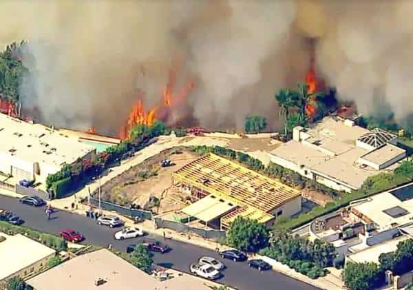 לוס אנג'לס: מאות פונו מבתיהם בעקבות שריפה שפרצה במערב העיר