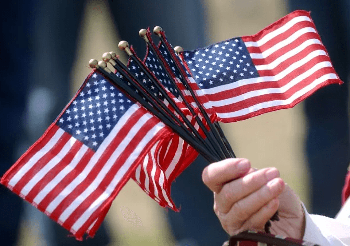 צו האוסר הצגת דגל ארצות הברית מעורר זעם גדול בעיירה דמוקרטית