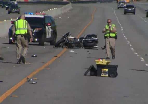 אגורה הילס: כביש 101 מערבה נפתח במלואו, 4 שעות לאחר ששוטר רכוב התרסק וחולץ