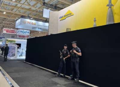 אפקט בומרנג: המחיצות השחורות הפכו את הביתן הישראלי למוקד עניין בפריז