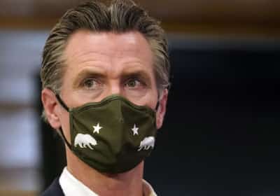 חובת עטיית המסכות חוזרת לאחד המחוזות העשירים בקליפורניה: הרשויות מזהירות מפני עונה קשה