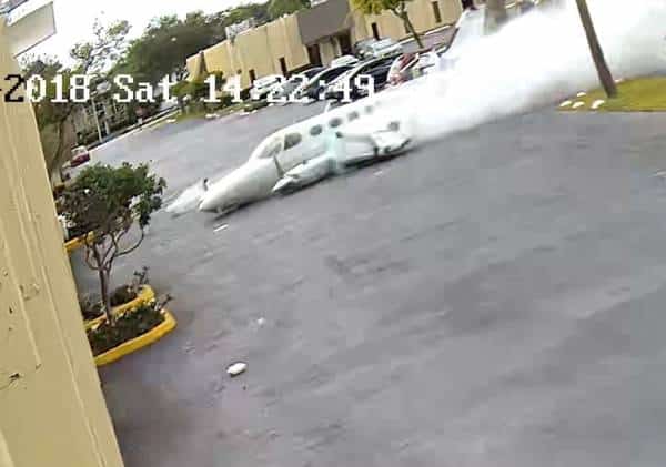  במהלך יום לימודים ולעיני מצלמות האבטחה: רגעי האימה בעת התרסקות מטוס קל במוסד חינוכי בפלורידה
