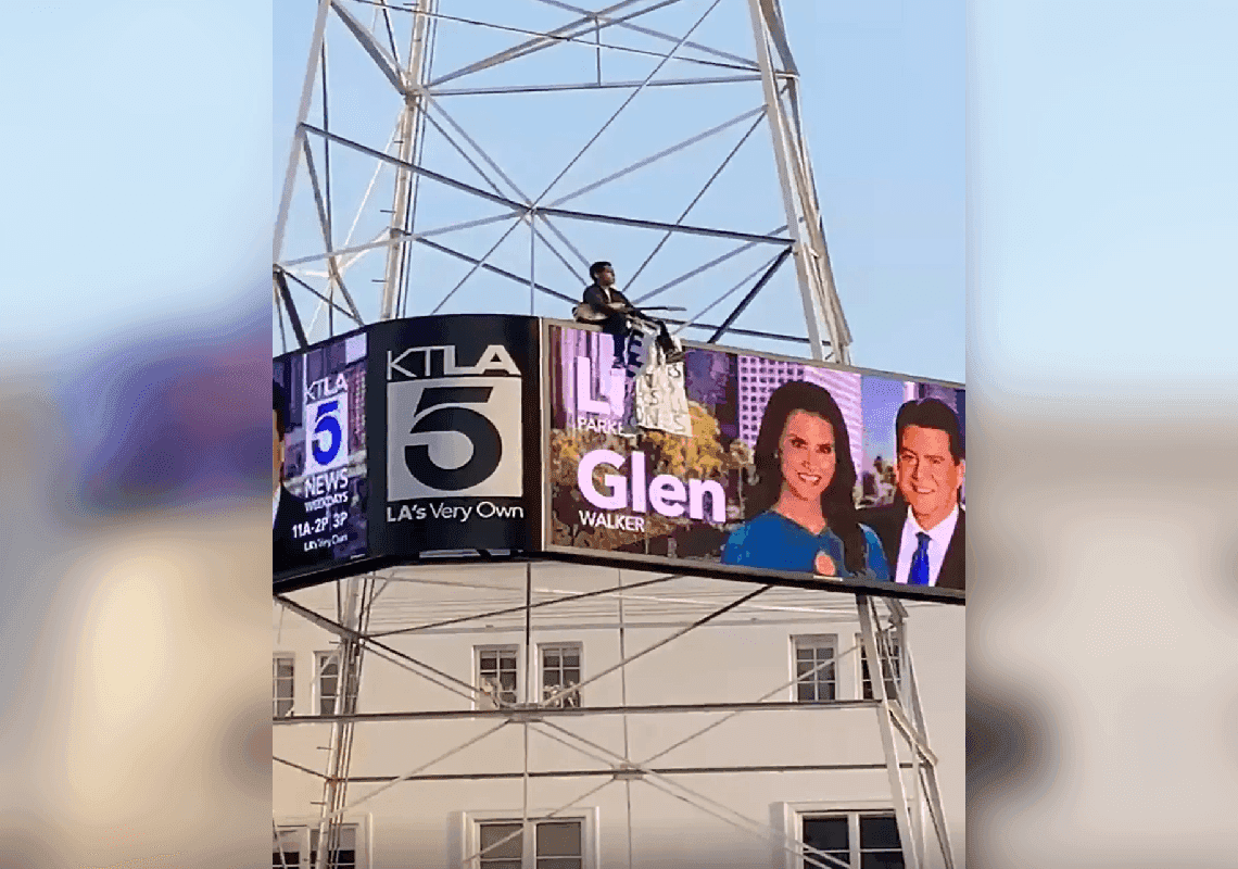 רחוב ראשי בהוליווד נסגר למשך שעות - בגלל מפגין שטיפס על מגדל הטלוויזיה עם שלט: "שחררו את בילי אייליש"