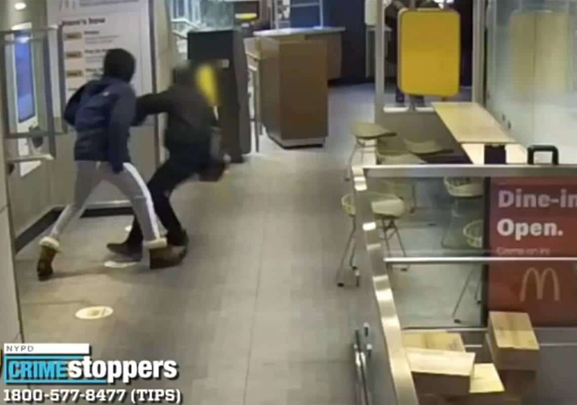 ניו יורק: בן 53 נפצע קשה במהלך שוד בסניף מקדונלדס במנהטן
