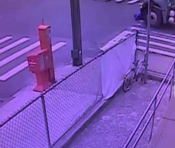 נס אמיתי בסרטון המזעזע: תלמיד הישיבה בן ה-13 נרמס על ידי משאית זבל בניו יורק 