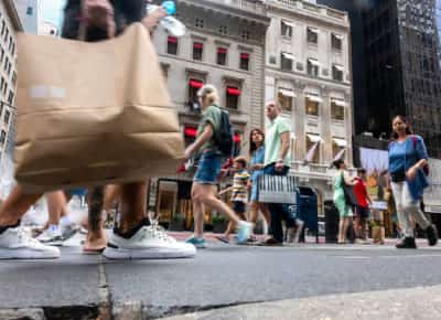 החלטתי שאני חייבת לחיות: האמריקאים חוזרים לבזבז אחרי פחד המכסים