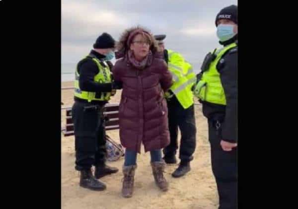 הביאה כוס קפה מהבית והתיישבה על ספסל בקו החוף, עד מהרה הגיעו 4 שוטרים ועצרו אותה למול המצלמה בשל "הפרת הסגר"