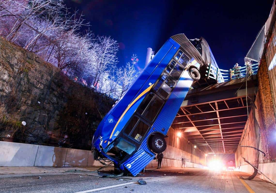 אימה בכבישי ניו יורק: אוטובוס צנח מגובה 15 מטר, לפחות 8 נפגעו