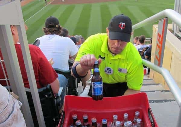 הונאה באצטדיון: רכש 2 בירות וחויב במאות דולרים