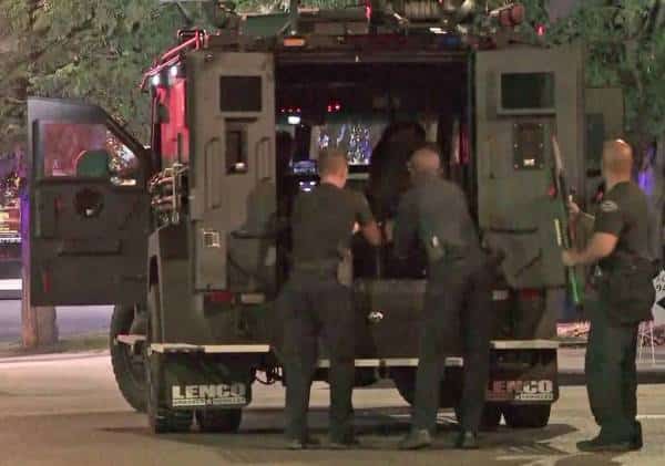  דרמה לאורך הלילה בוואלי לוס אנג'לס: חמוש התבצר בביתו ברסידה