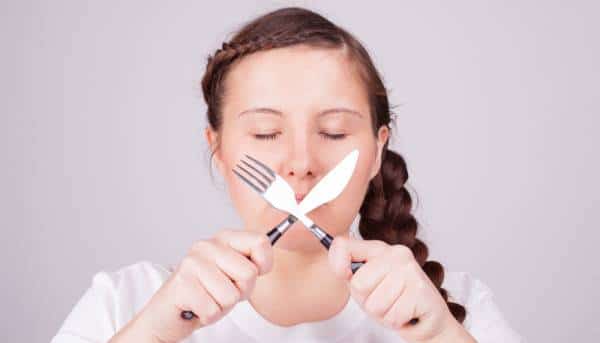 קחו הפסקה מאוכל: וגלו את הקשר שבין ירידה במשקל לבין הגינה שלכם