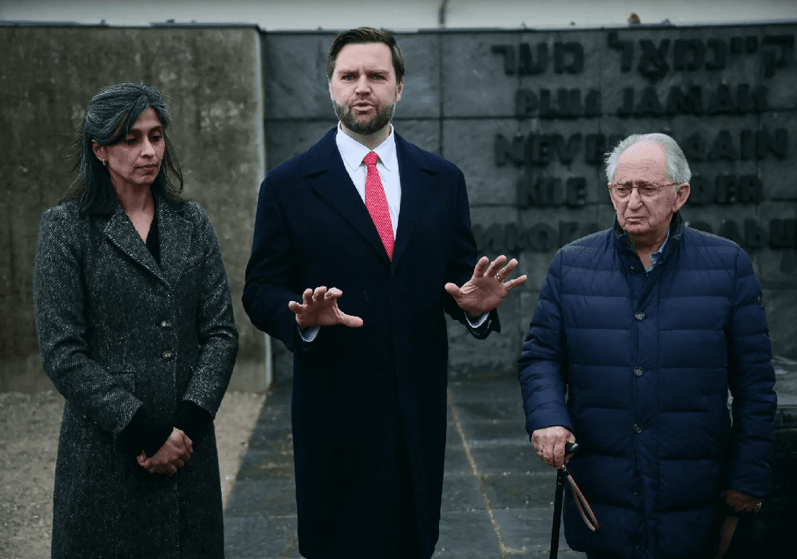 סגן נשיא ארה"ב ביקר במחנה הריכוז דכאו - וערך מפגש מרגש עם ניצול שואה: "אני עדיין כאן"