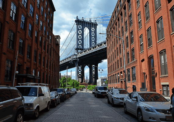 ניו יורק: הנוף של מגדל האמפייר סטייט בין עמודי גשר מנהטן עומד להיעלם