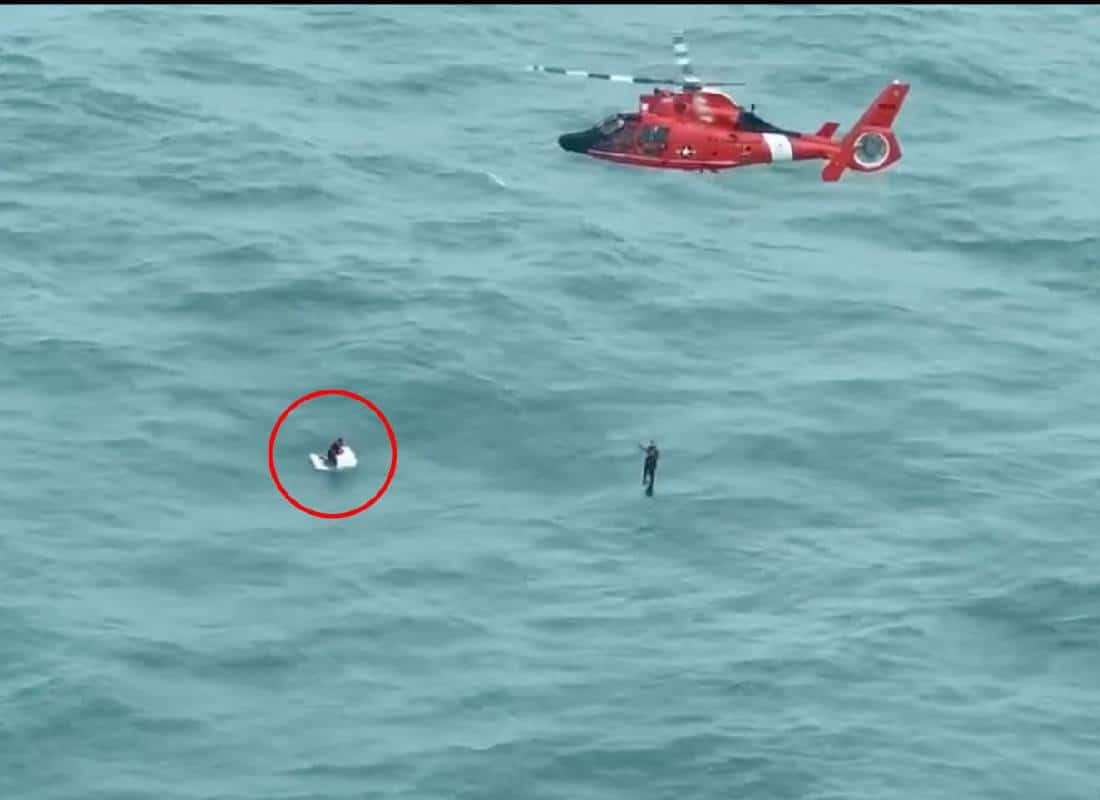 צפו: משמר החופים מציל ימאי הנאחז בצידנית לאחר הוריקן מילטון