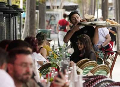 ללא מס על טיפים: טראמפ מקיים הבטחה אך מגביל את מספר הנהנים ממנה