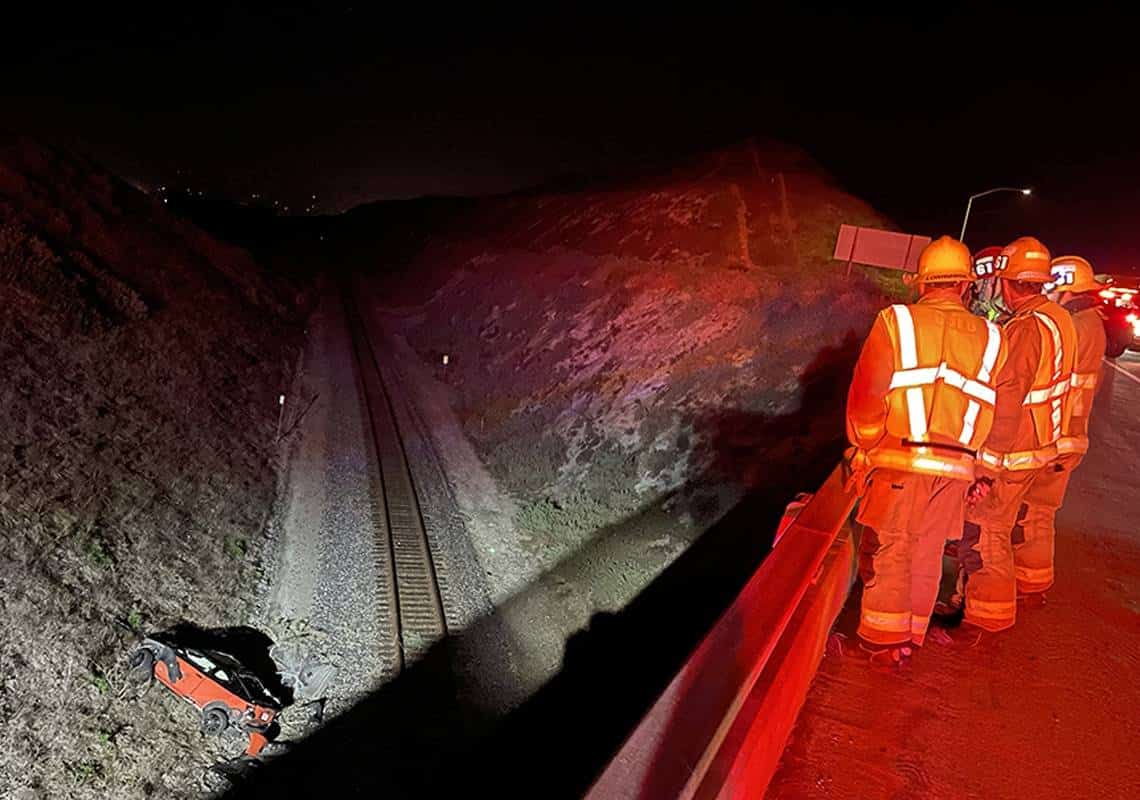 דרום קליפורניה: נהג איבד שליטה על מכוניתו, כלי הרכב צנח מגשר בגובה 15 מטר