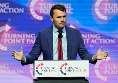 הנצחת צ'ארלי קירק בדרך לאישור בקונגרס: הצעה להנפיק מטבעות רשמיים עם דמותו