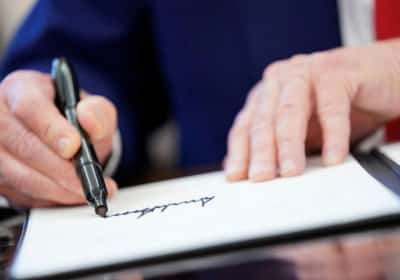 שינוי היסטורי במטבע האמריקאי: חתימתו של טראמפ תודפס על כל שטר