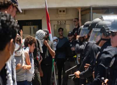 מגן סביב בתי הכנסת: קליפורניה יוצאת למאבק בהפגנות מול מתפללים