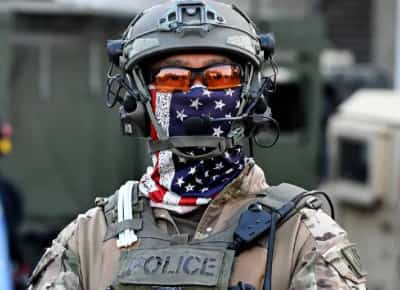 שוטרים בלי שם: בית המשפט מתיר לאכיפה הפדרלית לפעול בקליפורניה מאחורי מסכות