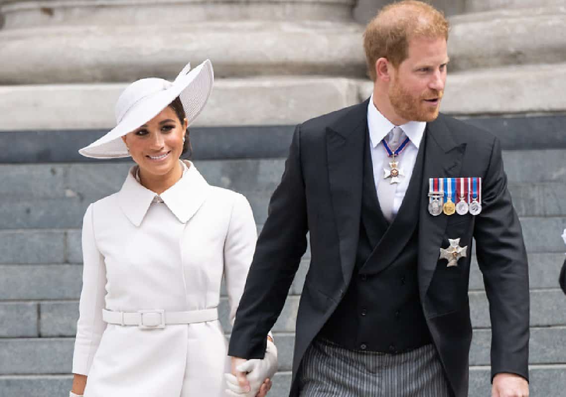 בית המלוכה עולה על המוקד, שוב: ספר ביוגרפי חדש מסביר את הקרע בין הנסיך הארי, אשתו, ומשפחת המלוכה