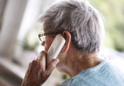 הונאות בלי רחמים: קשישים אמריקאים הפכו לטרף קל של נוכלים מתוחכמים