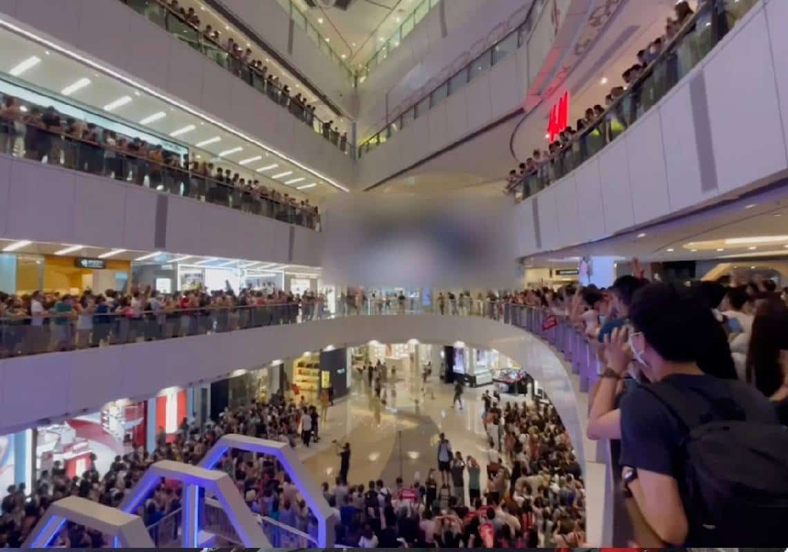 השפלה לסין: מאות תושבי הונג-קונג ביזו את ההמנון הסיני במהלך טקס הענקת מדליה אולימפית, אחד הצופים ששרק בוז נעצר