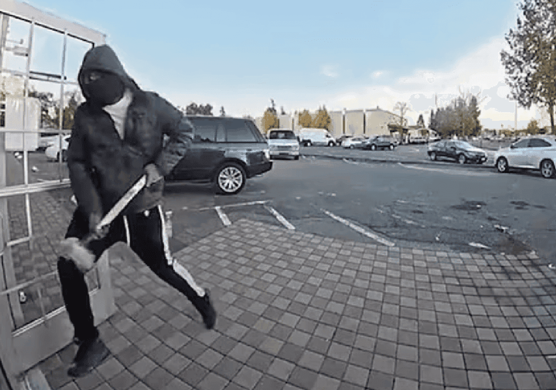 תיעוד מסן פרנסיסקו: שודדים פרצו לחנות עם פטיש ענק - ונתקלו בקשיש אמיץ