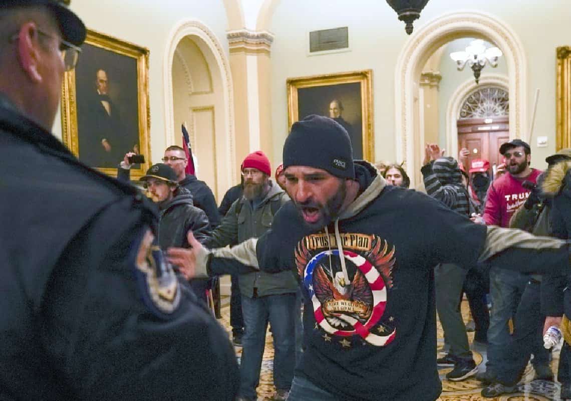 "לא הביע חרטה ולא לקח אחריות": מאסר כבד לאחד המתפרעים הראשונים שפרצו לגבעת הקפיטול