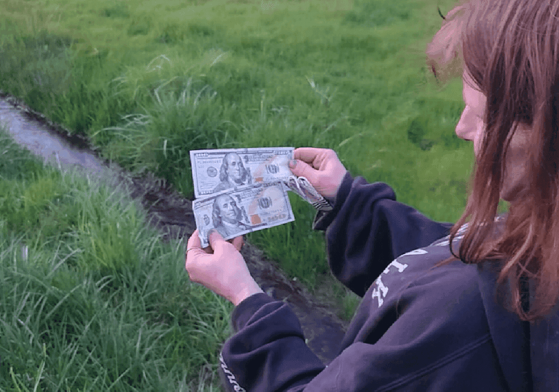 גבר פיזר 200,000 דולר בזמן נסיעה בכביש מהיר: "רציתי לברך אחרים"