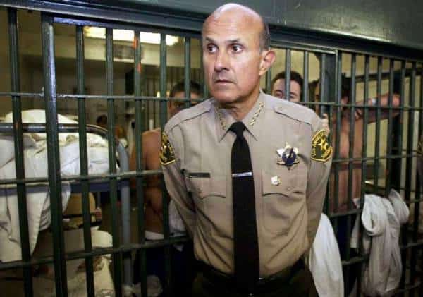 בגיל 77: שריף מחוז לוס אנג'לס לשעבר החל לרצות עונש מאסר