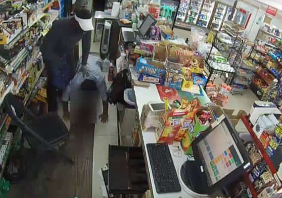 פלורידה: חמוש שדד חנות נוחות, המשטרה מנהלת מצוד אחריו