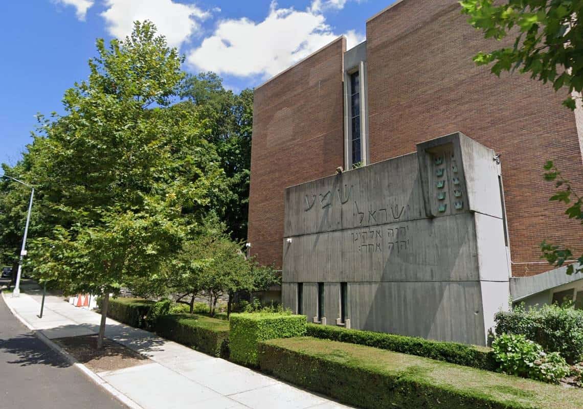 ניו יורק: מצוד אחר אלמוני שזרק אבנים לעבר 4 בתי כנסת בברונקס