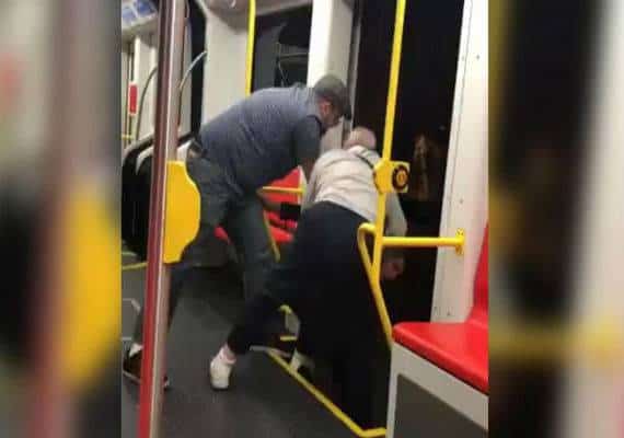 צפו: צעיר שהאזין למוזיקה רועשת נדחף בזמן נסיעה מהרכבת הקלה בסן פרנסיסקו  