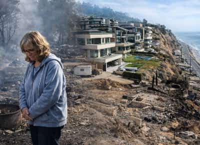 שנה אחרי האפר: השריפות בלוס אנג’לס חושפות מציאות אכזרית — בעלי ההון בונים מחדש והעניים נאלצים למכור