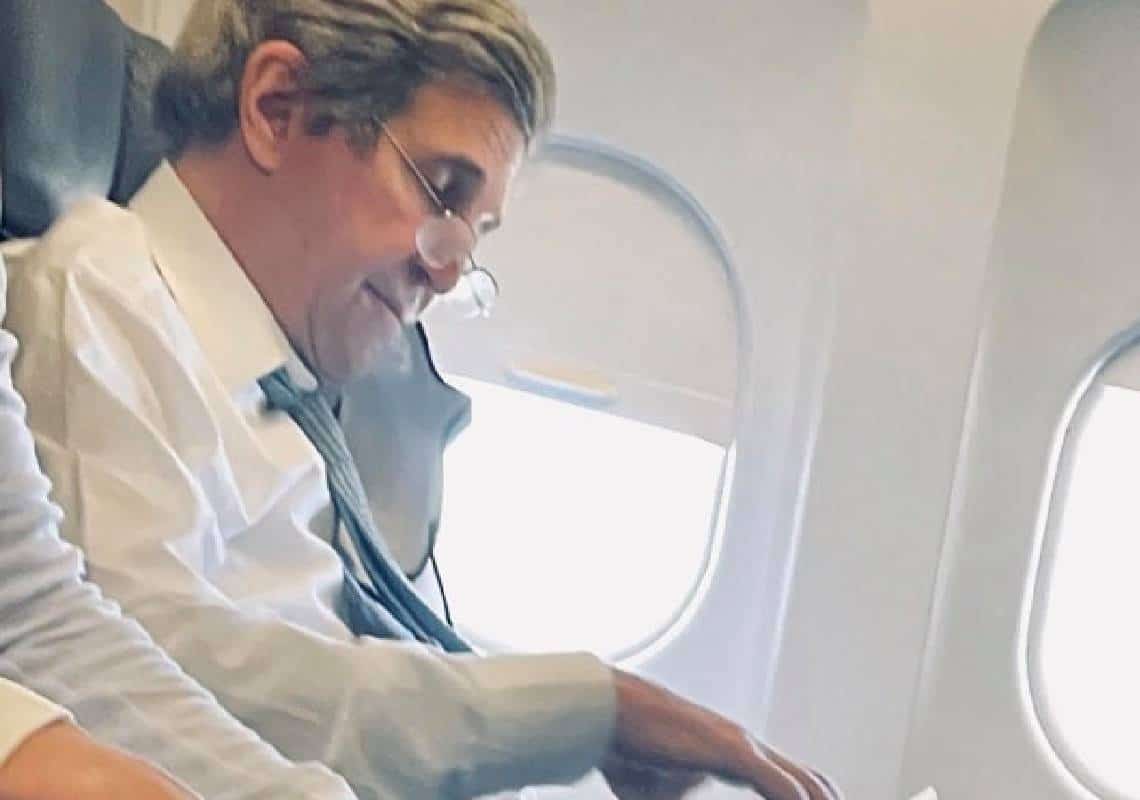 צביעות במחלקה הראשונה: ג'ון קרי נתפס על חם כשהוא מתרווח בכיסא המושב של טיסה בלא מסכה