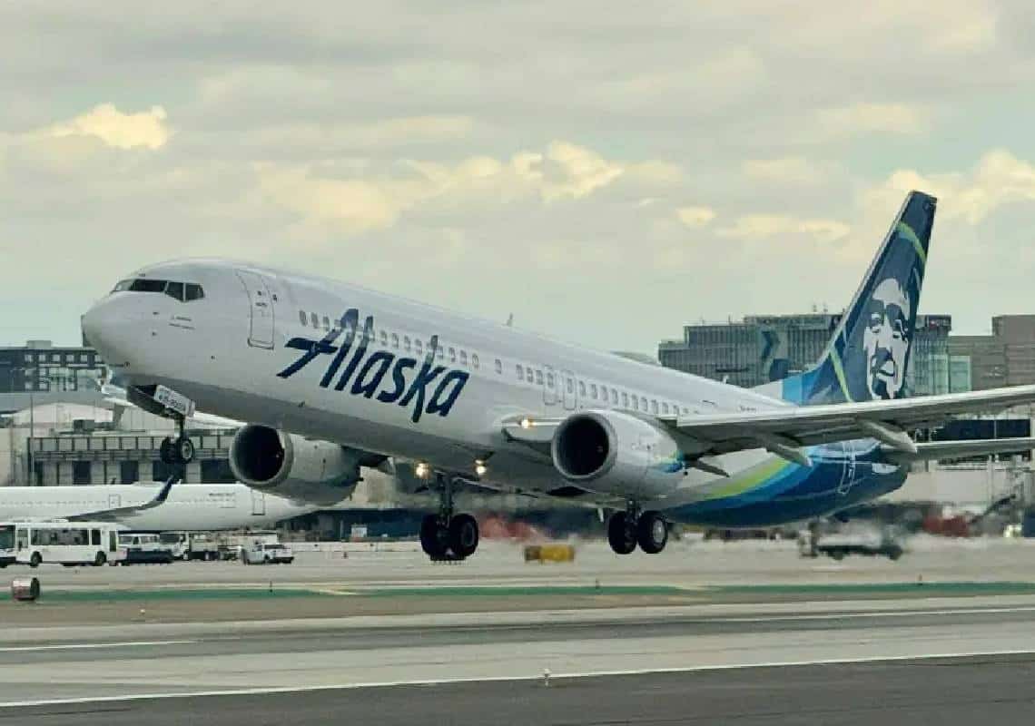 טיסת אלסקה איירליינס הנושאת חיות מחמד הגיעה עם דלת מטען פתוחה בזמן שבואינג וחברת התעופה נתבעות במיליארד דולרים