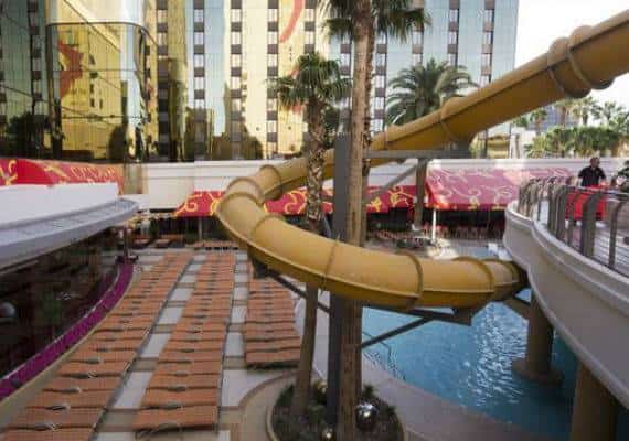 לבליינים ולמשפחות: לאס וגאס פתחה את עונת הרחצה ואת זה לא תרצו לפספס