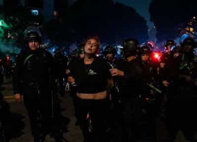 שבע מאות חיילי המארינס שהגיעו מקמפ פנדלטון פיזרו מפגינים בגז מדמיע במהלך הלילה 