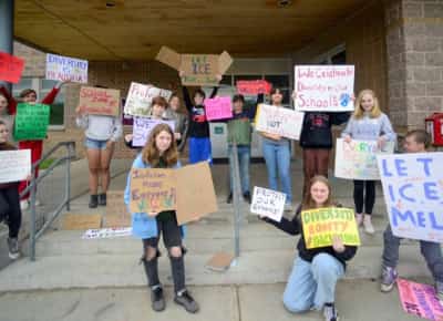 קליפורניה מתייצבת מול וושינגטון: הנחיות חדשות אוסרות על סוכני ההגירה הפדרליים להיכנס לבתי ספר