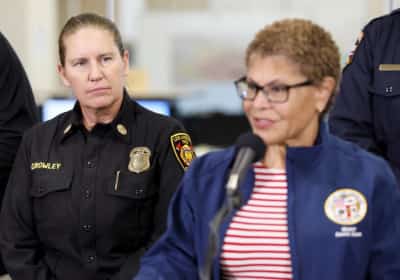 ראש הכבאות של אל.איי פוטרה אחרי שריפות הענק. עכשיו היא תובעת את ראש העיר בטענה ל"נקמה פוליטית"