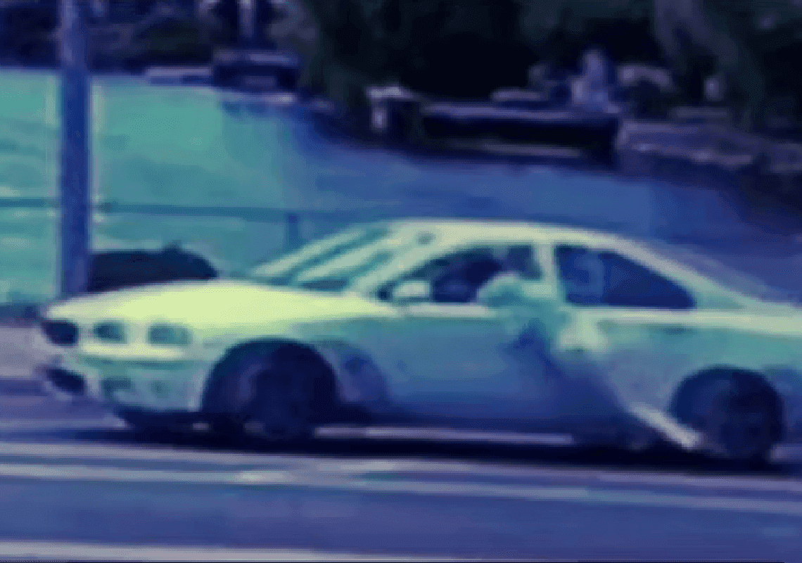 תיעוד מקליפורניה: אישה בת 69 רצה אחרי שודד - ונתלתה על המכונית שלו 