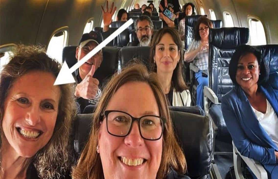 החטא ועונשו: מחוקקת דמוקרטית דרשה מ'כולם' לחבוש מסכה ואז נתפסה במטוס הפרטי חשופה ונדבקה בקורונה