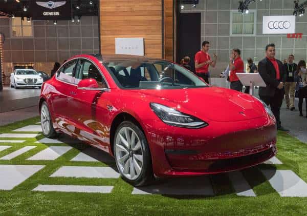 טסלה במירוץ נגד הזמן: תנסה למכור אלפי מכוניות עוד היום