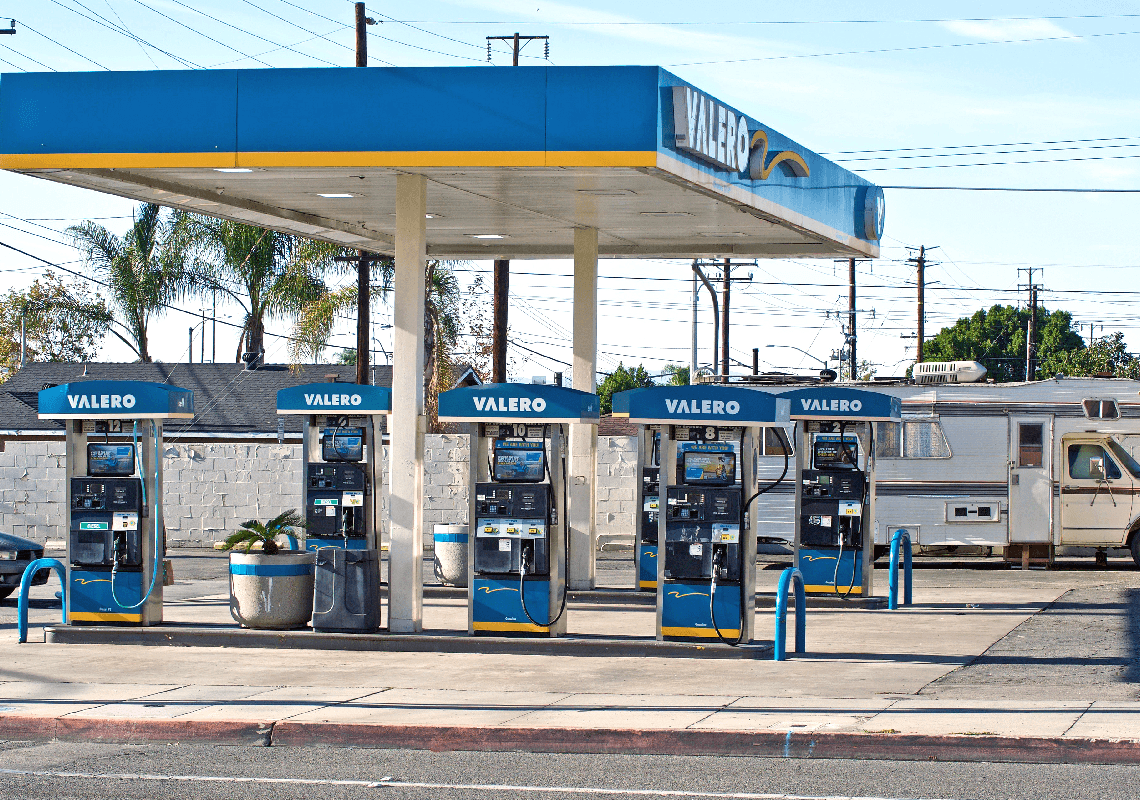 כדי להילחם במחירי המשאבה: קליפורניה מתכננת להעביר 400 דולר לכל תושב בעל רכב