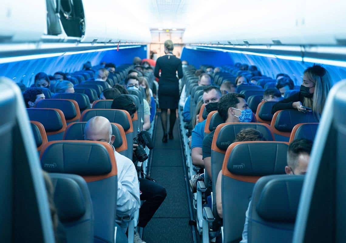 סירבו לחבוש מסכות ותקפו דיילים: קנסות בגובה חצי מיליון דולר הוטלו על נוסעים בארה"ב