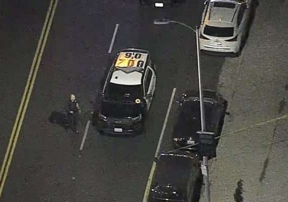 שני עוברי אורח נדקרו ברחובות הוליווד: מרדף אחרי כנופיה רכובה על קורקינט