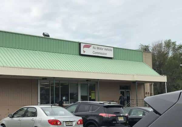 ניו ג'רזי: אישה שברה מחשבים ובעטה בשוטרים בגלל תור ארוך במשרד הרישוי